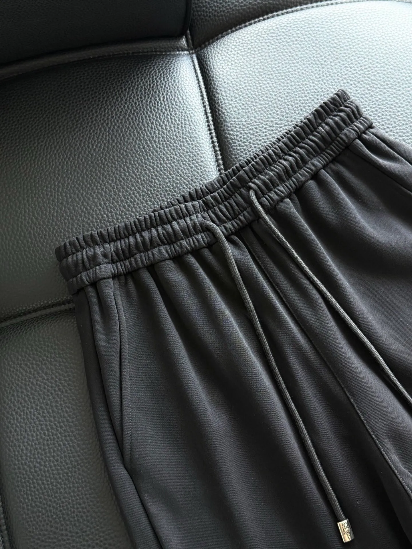 P486 💰ChromeHearts ChromeHearts terry trousers, pursuit of quality and absolute guarantee of quality! The texture is clearly visible, the texture is soft, delicate and smooth, and the customized three-dimensional embroidery and leather craftsmanship are full of drape! The workmanship is fine and the shoulder lines are smooth. All imported chain machines are used to make the shoulder rolling strips. It has a certain thickness and is not made of cheap material but has a shiny feel that is comfortable and not tight on the upper body. It is the most avant-garde street item that can be easily matched by both men and women!  Color: black white Size: m-3xl Style number: 3750